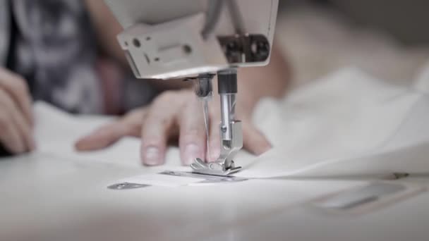 Gimbal Nahaufnahme von erwachsenen weiblichen Händen, die an Nähmaschine arbeiten — Stockvideo
