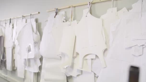 Zoom sur les motifs accrochés au mur du studio de couture — Video