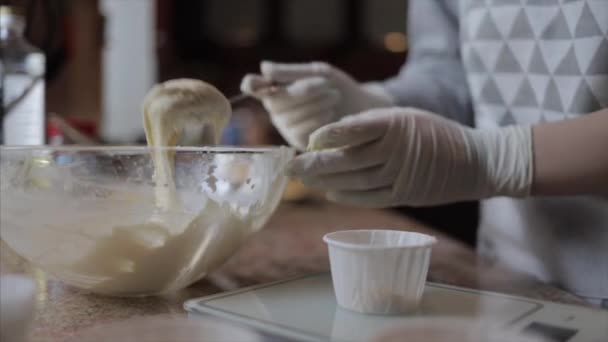 Nahaufnahme von Kuchenteig in weißen Schimmelbecher — Stockvideo