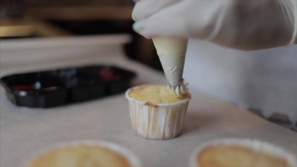Versieren Cup Cake met witte room houden een gebak piping Bag — Stockvideo