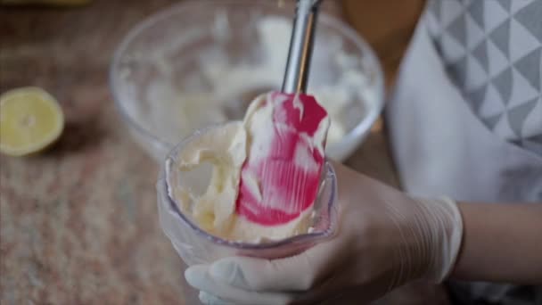 Žena uvedení smíšené smetany do celofánu balíček zdobit cupcakes — Stock video