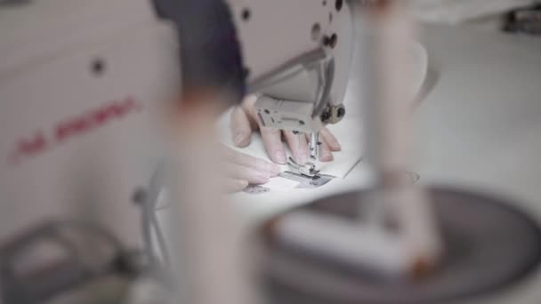 Vista superior de la inserción de la aguja en la máquina de coser y costura de tela blanca — Vídeos de Stock