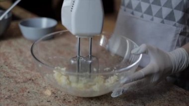 Şeker ile tereyağı karıştırma beyaz lastik eldiven Cook eller