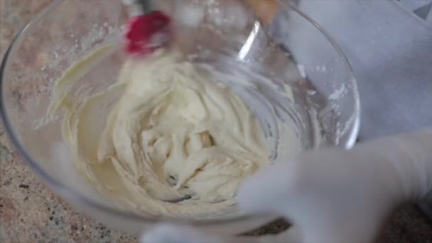 Kochhände in weißen Gummihandschuhen, die Butter mit Zucker vermischen — Stockvideo