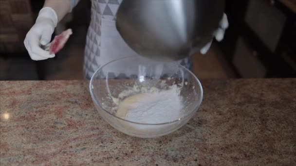 Cocinar las manos añadiendo harina y mezclando la masa con crema mixta — Vídeo de stock