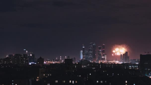 Timelapse plano panorámico de Moscú por la noche durante los fuegos artificiales. Panorama de Moscú centro de negocios . — Vídeos de Stock