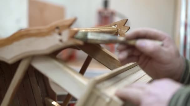Mão masculina envernizando móveis novos feitos à mão no estúdio de madeira — Vídeo de Stock