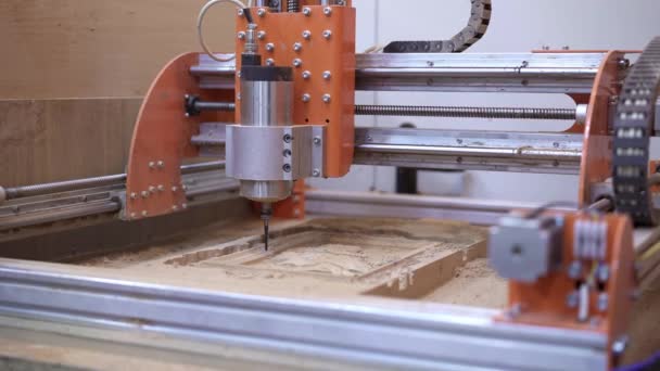 Pan shot of orange electric milling saw cutting wood — Stock Video