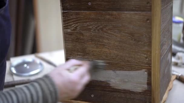 Αναφινίρισμα ξύλινο κουτί με άχρωμο βερνίκι στο ξυλουργικόν στούντιο — Αρχείο Βίντεο