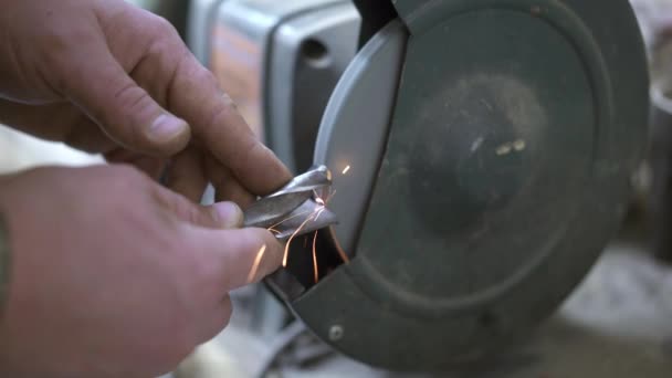 Hombres que trabajan afilando taladro de metal en una rueda de molienda en la fábrica industrial — Vídeo de stock