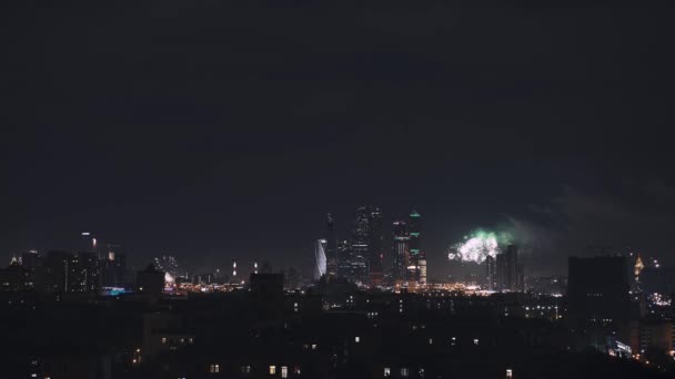 Real-time panoramische foto van Moskou 's nachts tijdens vuurwerk. Panorama van Moscow City Business Center. — Stockvideo