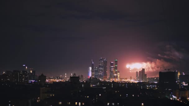 Real time shot van Moskou 's nachts tijdens vuurwerk. Panorama van Moscow City Business Center. — Stockvideo