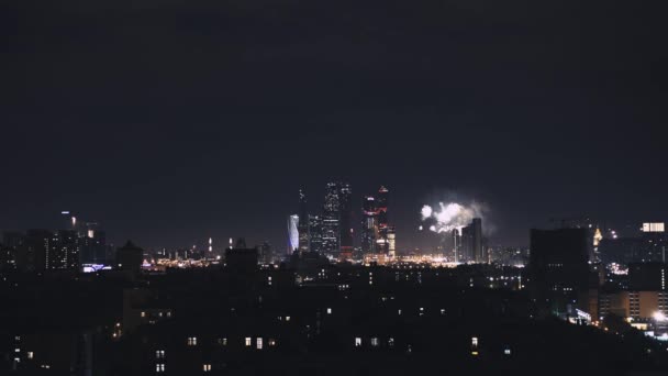 Foto panorámica en tiempo real de Moscú por la noche durante los fuegos artificiales. Panorama de Moscú centro de negocios de la ciudad. Establecimiento de tiro — Vídeo de stock