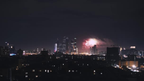 Real-time panoramische foto van Moskou 's nachts tijdens vuurwerk. Panorama van Moscow City Business Center. — Stockvideo