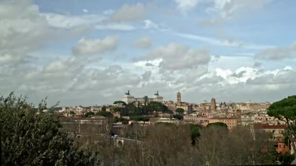 Zeitraffer der Skyline von Rom bei bewölktem Himmel. Rom ist das gefragteste Touristenziel der Welt. — Stockvideo