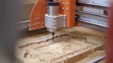 Gimbal elektrikli frezeleme yakın çekim ahşap kesme testere vurdu