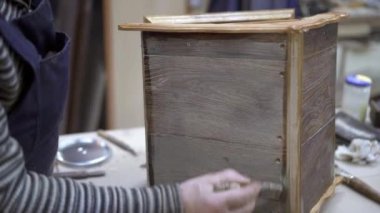 Ahşap atölyesinde renksiz vernik ile ahşap mobilya refinishing