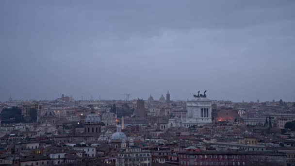 Vista aérea da paisagem urbana do horizonte de Roma ao pôr-do-sol. Tiro no tempo . — Vídeo de Stock