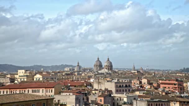 Panorama-Zeitraffer der Skyline von Rom bei bewölktem Himmel. Rom ist das gefragteste Touristenziel der Welt. — Stockvideo