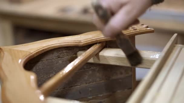 Lados de barnizado manual masculino de la caja de anidación en estudio de carpintería — Vídeos de Stock