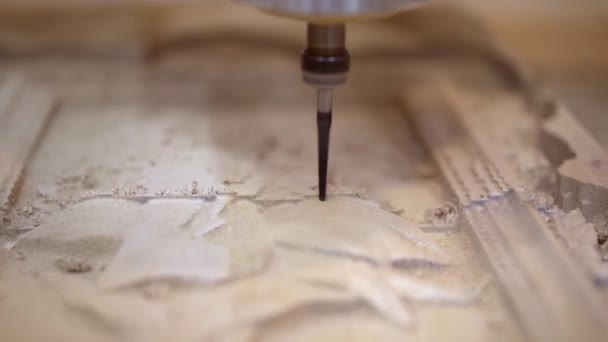 Çalışan elektrik frezeleme Makro su şuc bir ahşap tahta kesme nozul gördüm — Stok video