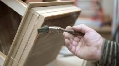 Woodcraft stüdyoda yeni yuvalama kutusunun erkek el vernikleme alt