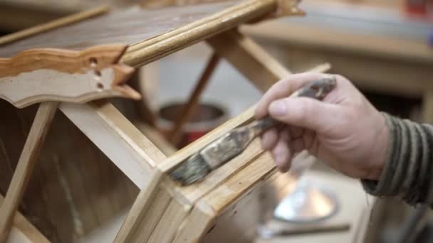 Чоловічі лакофарбові сторони нової коробки в дерев'яній студії — стокове відео