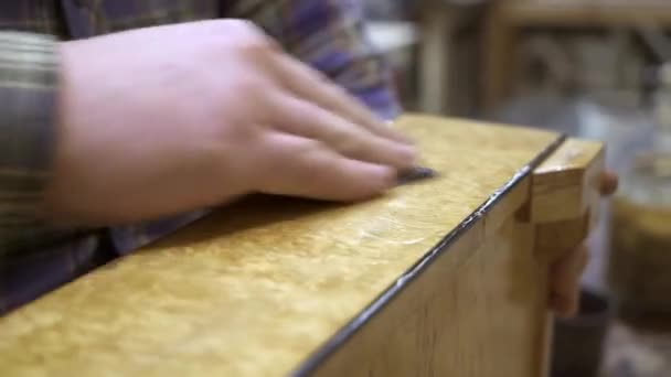Närbild av manlig handrengöring ett ljust trä stativ med en trasa — Stockvideo