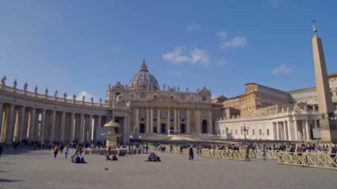 Roma, İtalya - 10 Şubat 2018: İtalya'nın Vatikan kentinde ki Aziz Petrus Papalık Bazilikası'nı ziyaret eden turistler. Seyahat ve gezi kavramı. Soldan sağa tava gerçek zamanlı