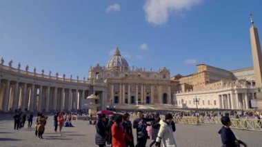 Roma, İtalya - 10 Şubat 2018: İtalya'nın Vatikan kentinde ki Aziz Petrus Papalık Bazilikası'nı ziyaret eden turistler. Seyahat ve gezi kavramı. Soldan sağa kaydırma çekim kurma