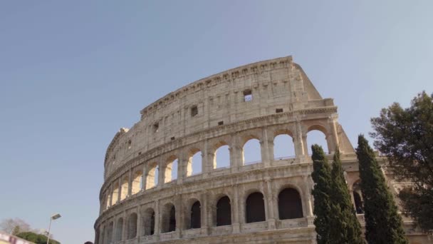 Roma'da Colosseo'nun soldan sağa gerçek zamanlı pan çekimi. Flavian Amfitiyatrosu olarak da bilinen Kolezyum, İtalya'nın Roma şehrinin merkezinde bulunan oval bir amfitiyatro — Stok video