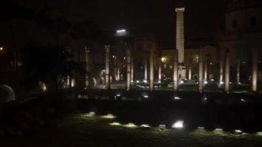 Ünlü tarihi binanın yakınındaki harabeler. Sütun. Soldan sağa pan gerçek zamanlı çekim kurma. Kolezyum alanı.