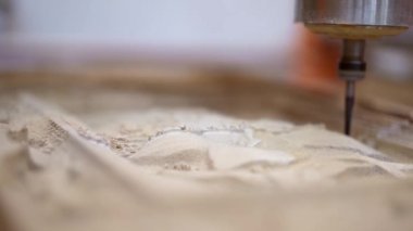 Çalışan elektrik frezeleme Makro su şuc bir ahşap tahta kesme nozul gördüm