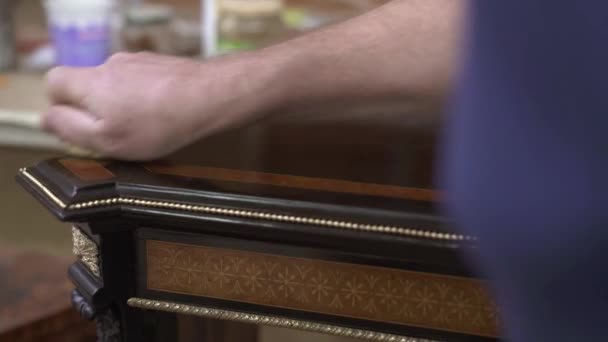 Közeli fel a férfi kéz polírozás egy barna fa asztal egy rongyot — Stock videók