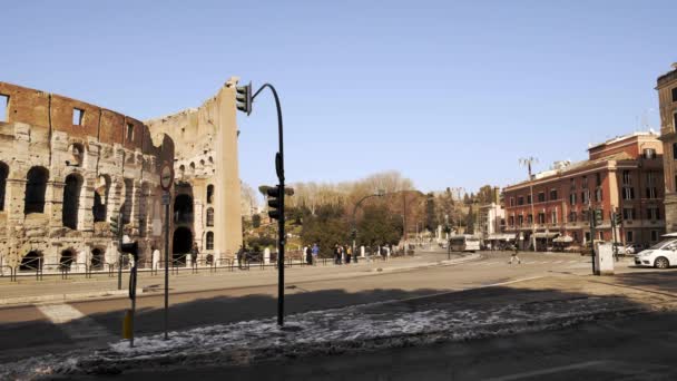 Foto em tempo real do trânsito nas proximidades do Colosseo, em Roma. O Coliseu também conhecido como Anfiteatro Flaviano, um anfiteatro oval no centro da cidade de Roma, Itália — Vídeo de Stock