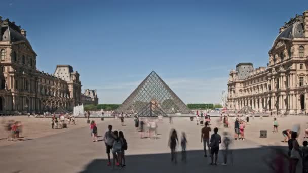 ПАРИЖ - 21 августа 2018 года: Туристы идут перед Лувром, 21 августа 2018 года в Париже, Франция. Музей Лувр - один из самых посещаемых художественных музеев в мире . — стоковое видео