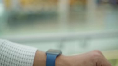 Akıllı saatte erkek parmak dokunarak yakın çekim