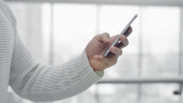 Gros plan de la main masculine tenant smartphone tout en marchant — Video