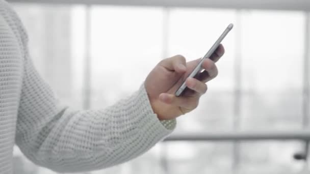 Close up of male hand holding smartphone while walking — Stock Video