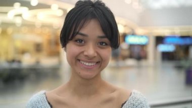 Güzel bir gülümseme ile Asyalı kadın yavaş hareket portre çekim kadar yakın