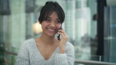 Pan yürürken telefonda konuşurken gülen Asyalı kadın yavaş hareket vurdu