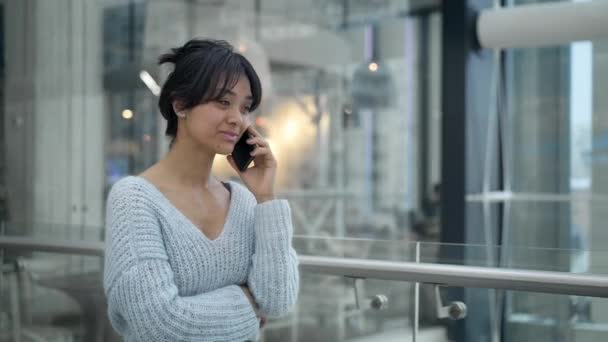 Середній постріл повільний рух азіатських жінок сміється говорити по телефону під час ходьби — стокове відео