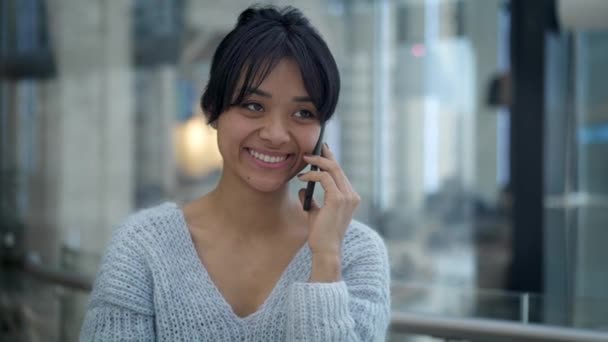Pan shot ralenti mouvement de asiatique femelle rire parler au téléphone tout en marchant — Video