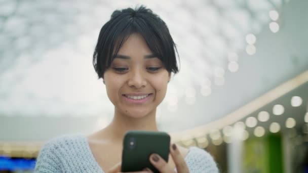 Портативный замедленной съемки крупным планом азиатских женщин прокрутки телефона на большом фоне торгового центра — стоковое видео