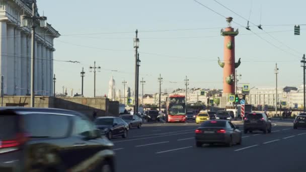 Sint-Petersburg, Rusland-maart 2019: rijdende voertuigen op de weg in de buurt van rostrale migratoire zuilen in Sint-Petersburg — Stockvideo