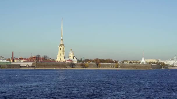 САЙНТ-ПЕТЕРБУРГ, РОССИЯ - МАРТ 2019: Замедление движения Невы и Петропавловской крепости весной — стоковое видео