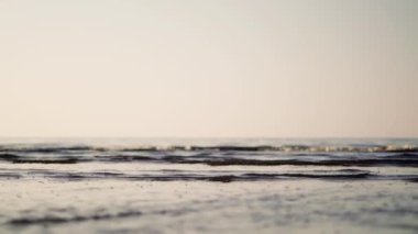 Küçük kabarcıklar ile gri dalgalar üzerinde düşük açı geniş çekim