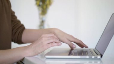 Kadın parmaklarının düğmelere basarak ve dizüstü bilgisayarda yazma çekimini kapatın