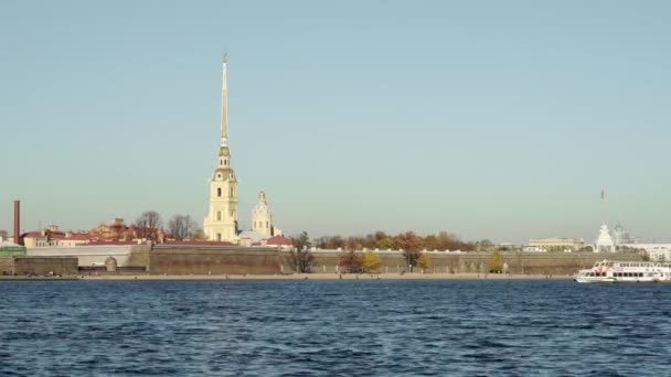 Αγία Πετρούπολη, Ρωσία-2019 Μαρτίου: τουριστικό σκάφος αργής κίνησης που επιπλέει στα αριστερά του φρουρίου Πέτρου και Παύλου την άνοιξη — Αρχείο Βίντεο