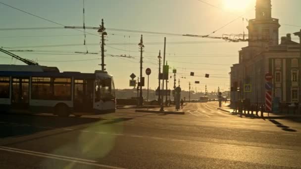 Sankt Petersburg, Ryssland-mars 2019: Pan Shot av bilar och bussar går på bron vid solnedgången i Sait Petersburg — Stockvideo